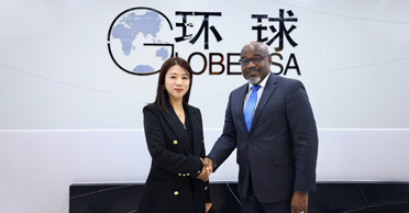 圣基茨移民局局长和楷越项目总监合影